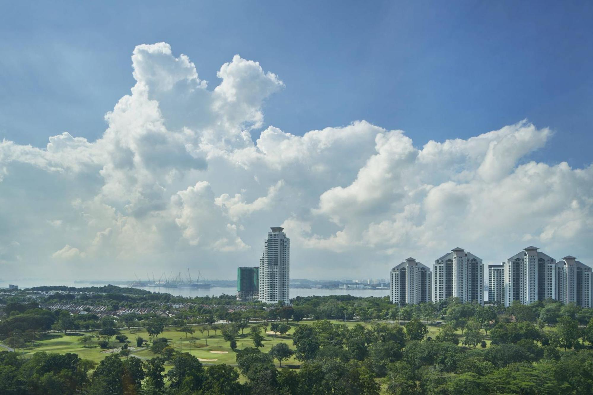 Renaissance Johor Bahru Hotel Экстерьер фото View of the residential area