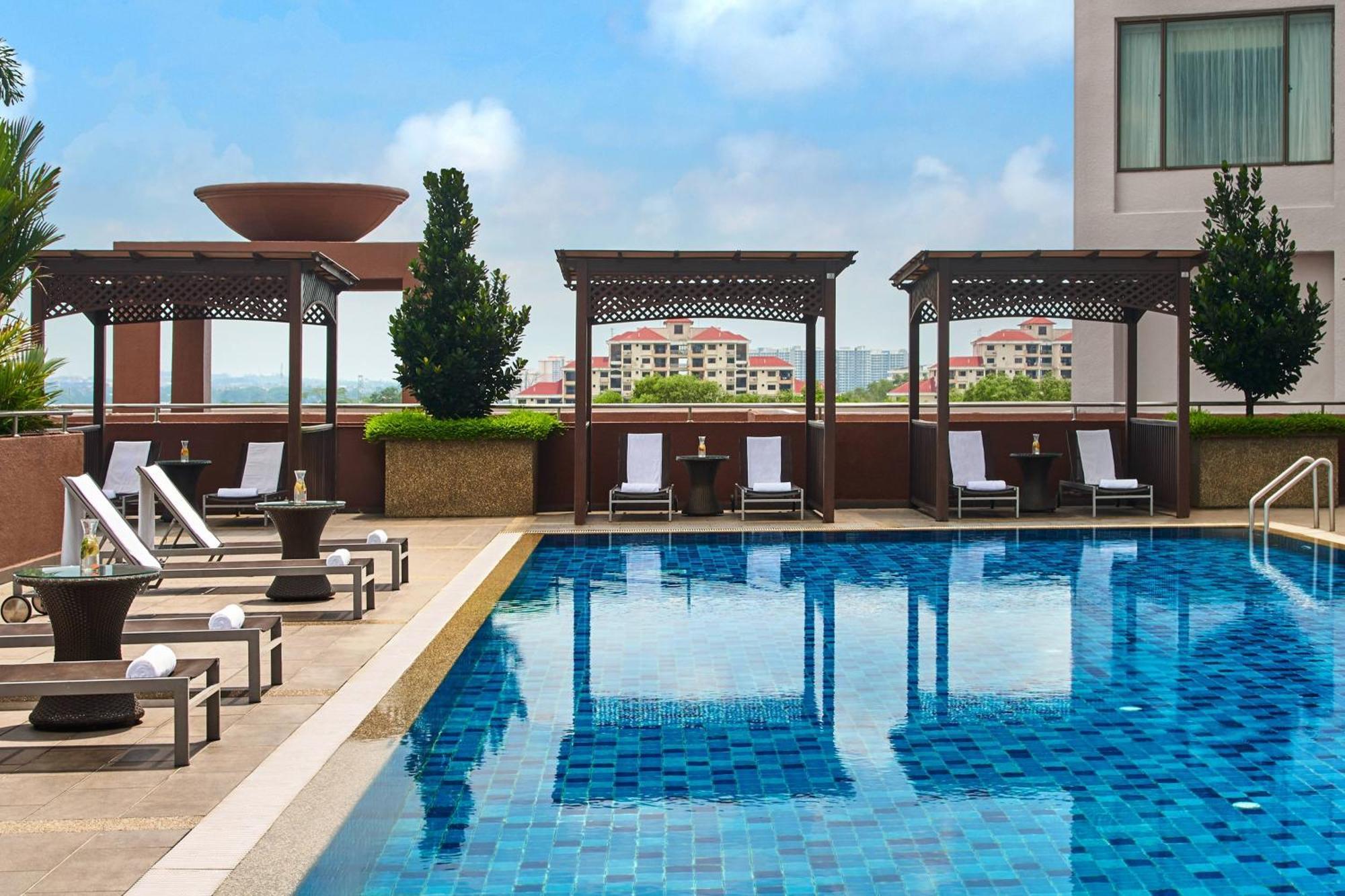 Renaissance Johor Bahru Hotel Экстерьер фото The pool at the hotel