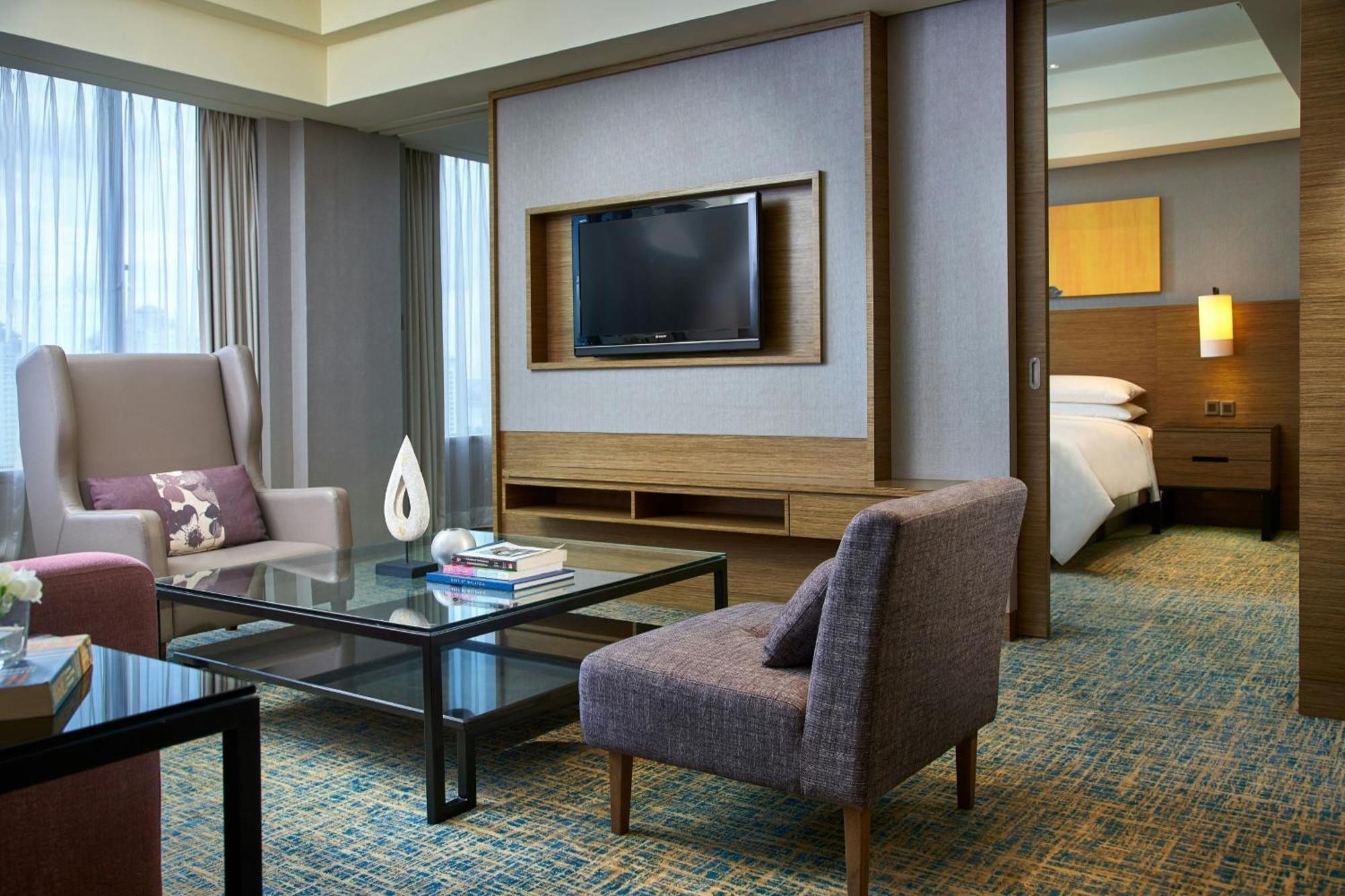 Renaissance Johor Bahru Hotel Экстерьер фото A suite at the hotel