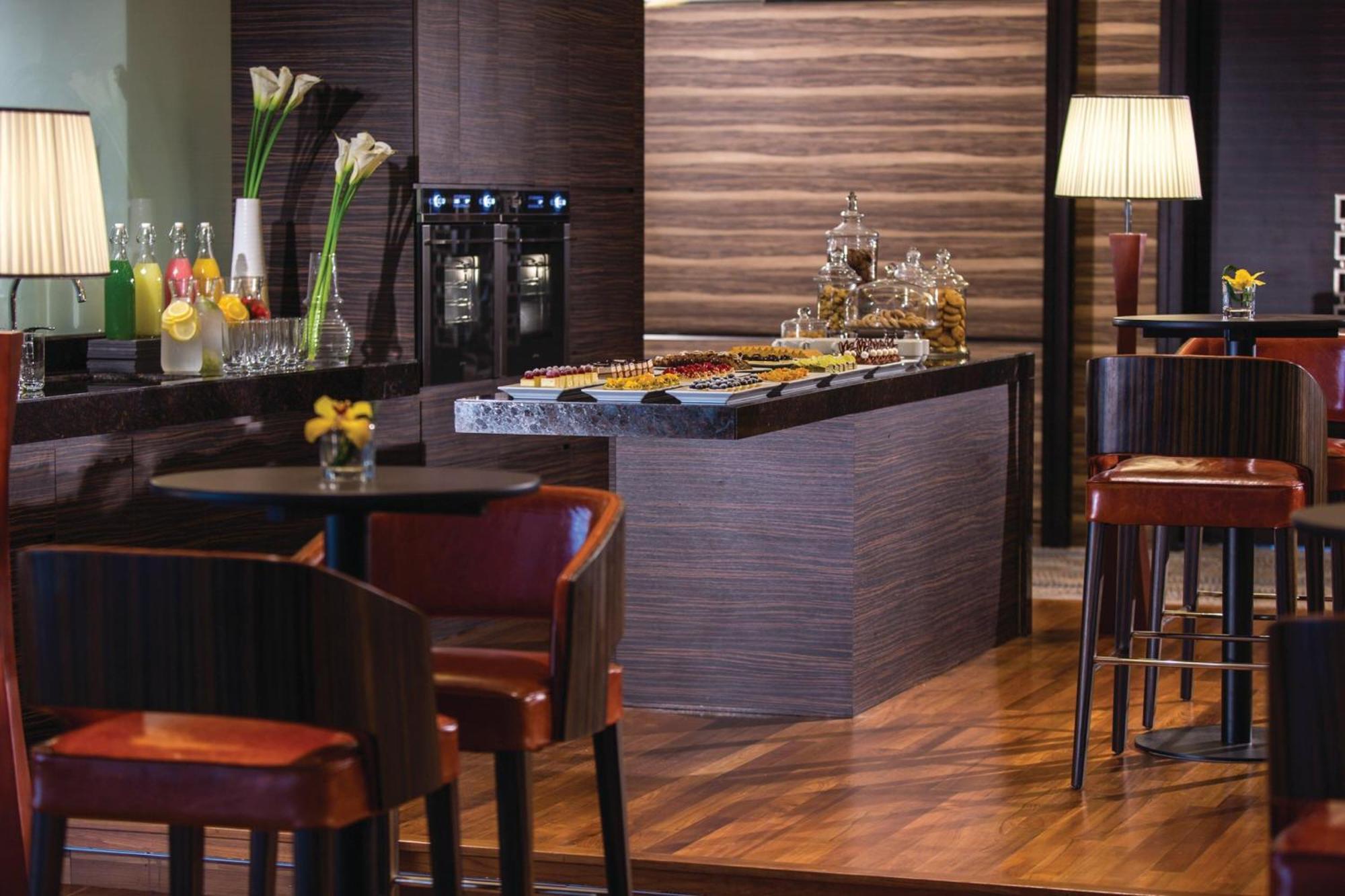 Renaissance Johor Bahru Hotel Экстерьер фото The Club lounge at Hong Kong International Airport