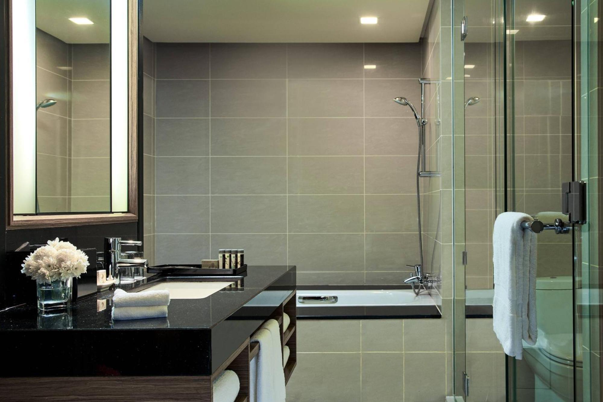 Renaissance Johor Bahru Hotel Экстерьер фото Bathroom